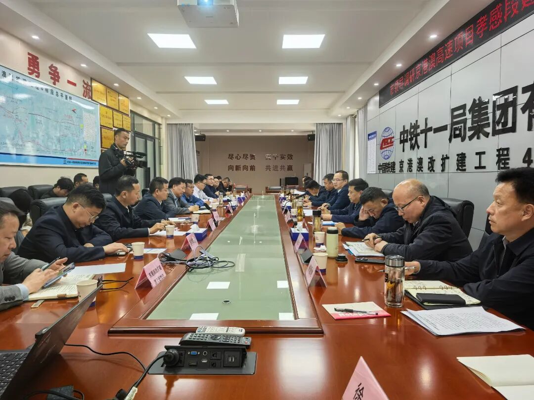 座谈会.jpg